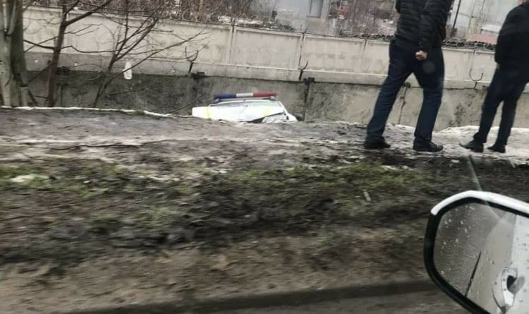 "Полет" полицейского автомобиля с моста в Одессе
