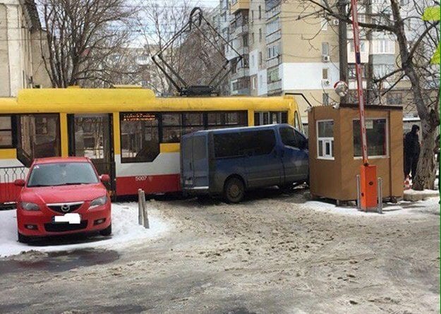 ДТП в Одессе: трамвай и микроавтобус