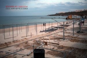На пляже в Одессе началось строительство