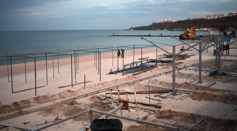На пляже в Одессе началось строительство