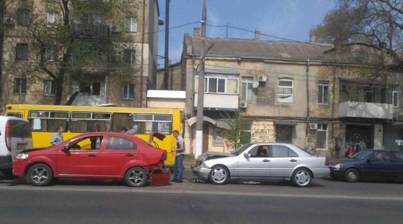 В Одессе столкнулись сразу три автомобиля: подробности