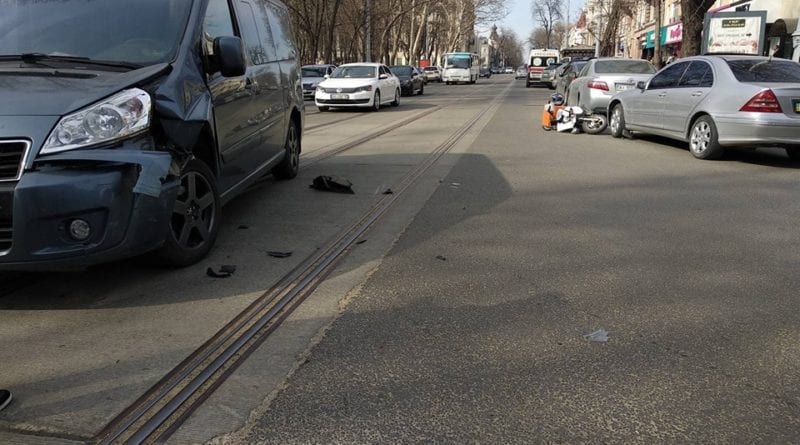 ДТП в Одессе: под колесами оказался курьер