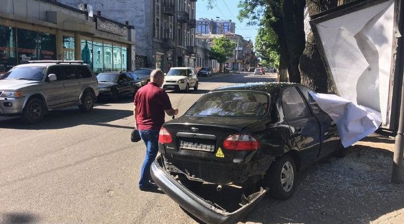 ДТП в Одессе: пострадал рекламный бокс