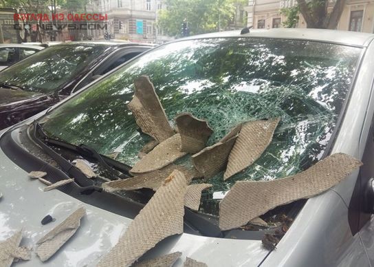 В центре Одессы шифер упал на машину
