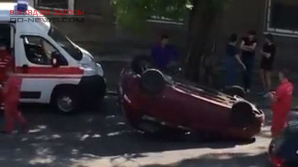 В Одессе перевернулось авто: есть пострадавшая
