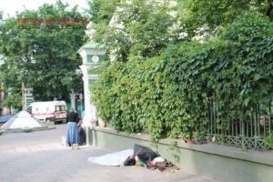 В центре Одессы под забором умирает чья-то мама