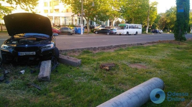 В Одессе произошло ДТП: машину занесло на повороте