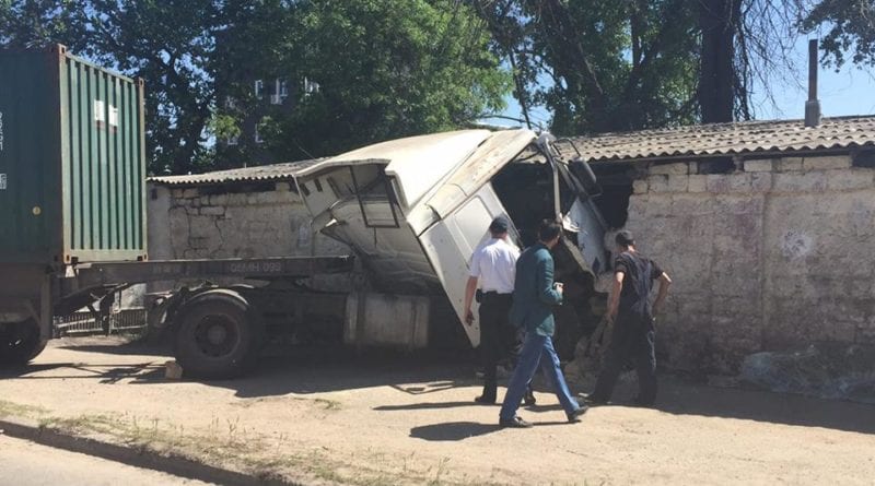 Разрушительная авария Одессе с участием грузовика