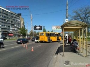 В Одессе полицейский автомобиль и маршрутка "догнали друг друга" 