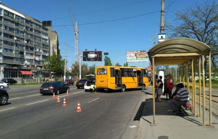 В Одессе полицейский автомобиль и маршрутка "догнали друг друга"