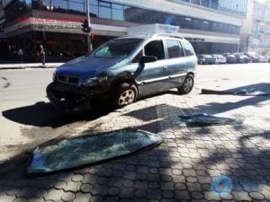 В Одессе на авто протаранили магазин, есть пострадавший