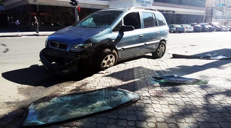 В Одессе на авто протаранили магазин, есть пострадавший