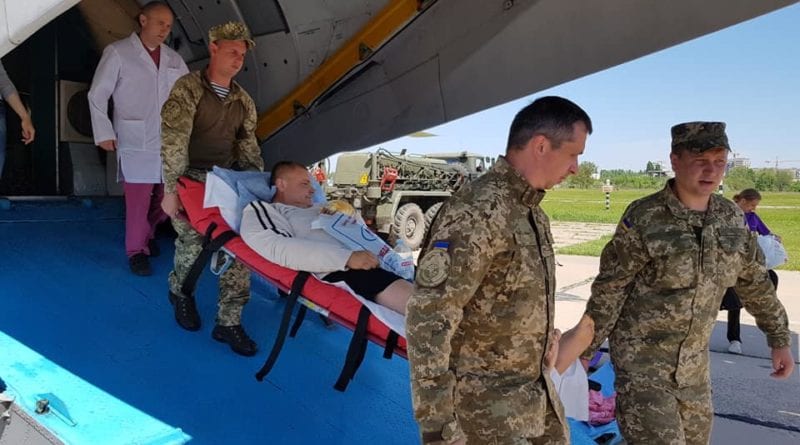 В Одессу прилетел самолет с раненными военными на борту