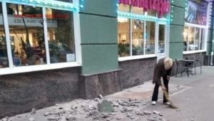 В Одессе продолжают падать куски с балконов старинных зданий