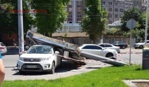 В Одессе на машину упал билборд: подробности
