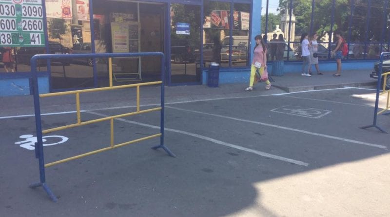 Парковка возле одесского "Сельпо" для людей с инвалидностью недоступна?