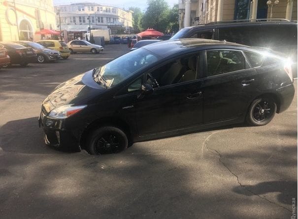 В Одессе машина провалилась под землю