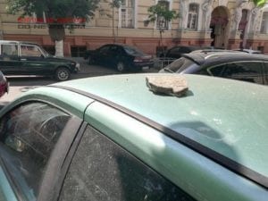 В Одессе упал фрагмент здания: пострадал автомобиль