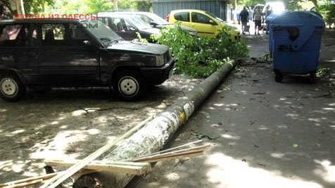 В спальном районе Одессы ветер снёс бетонный столб