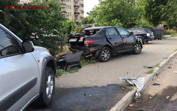 В спальном районе Одессы разбито сразу 8 машин