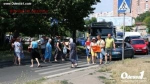 В Одессе перекрыта дорога: жильцы ждут воду