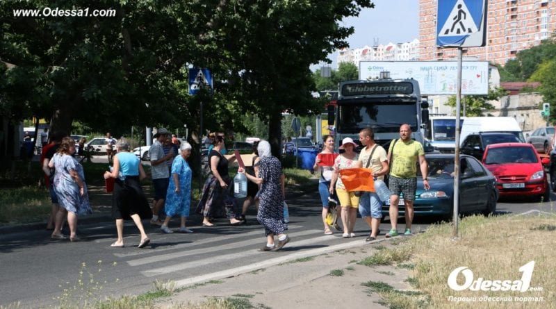 В Одессе перекрыта дорога: жильцы ждут воду