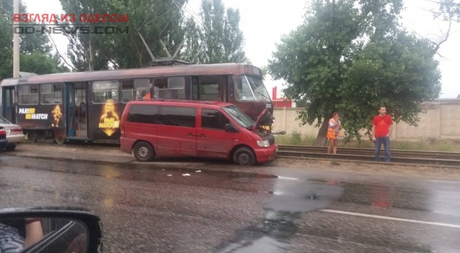 ДТП в Одессе: участники трамвай и микроавтобус