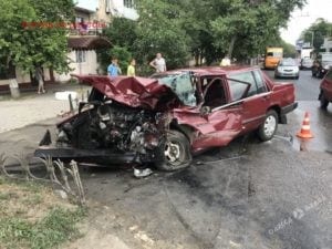 В Одессе грузовик смял легковой автомобиль: есть пострадавшие