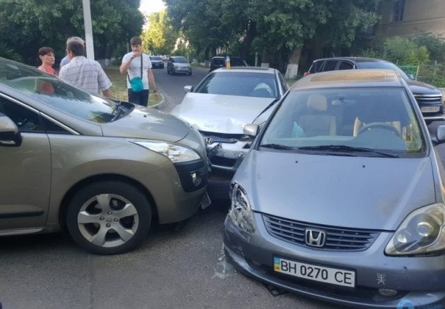 Одесские водители столкнулись "нос к носу"