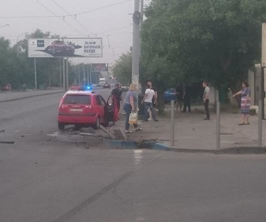 В Одессе легковушка протаранила ограждения