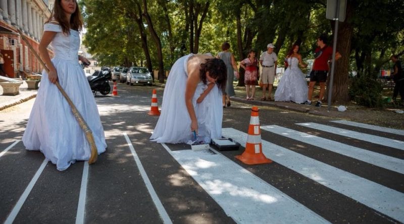 В Одессе невесты провели акцию по благоустройству