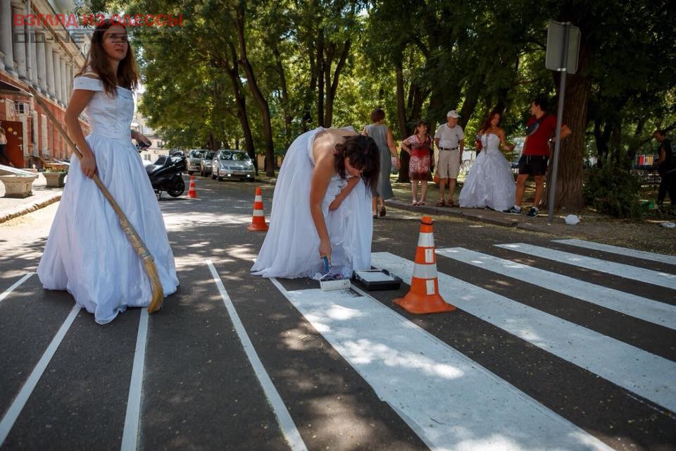 В Одессе невесты провели акцию по благоустройству 