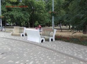 В Одессе вандалы сломали арт-скамейки