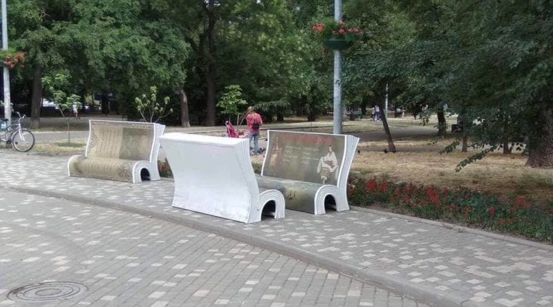 В Одессе вандалы сломали арт-скамейки