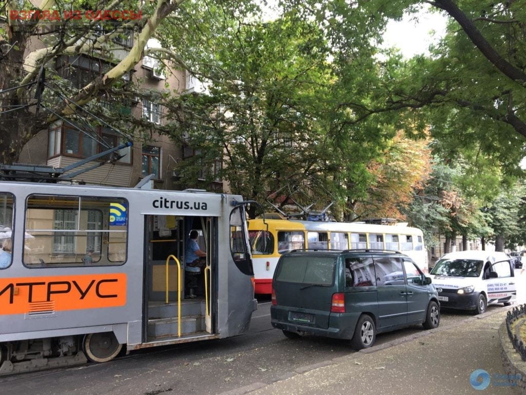 Автохамы на дорогах Одессы меняют маршрут трамваев