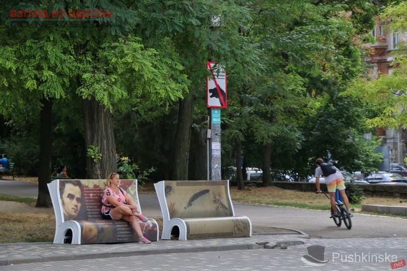 В одесском парке число арт-скамеек возросло