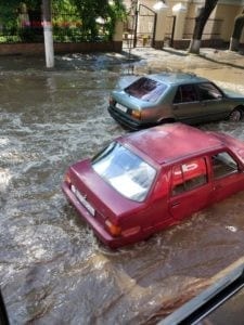 Последствия ливня в Одессе: "утонула" легковушка 