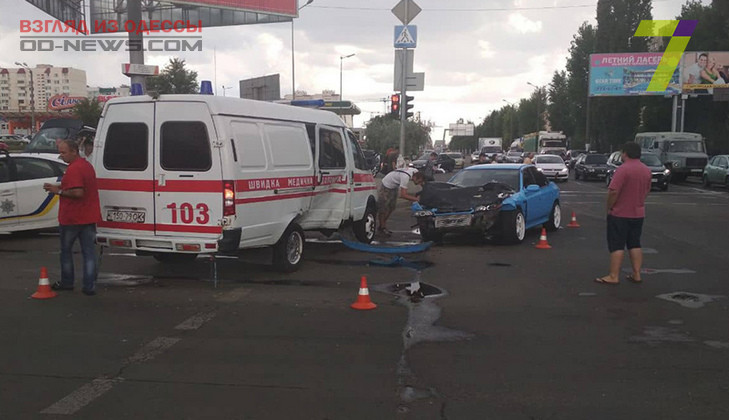 В Одессе "скорая помощь" попала в ДТП