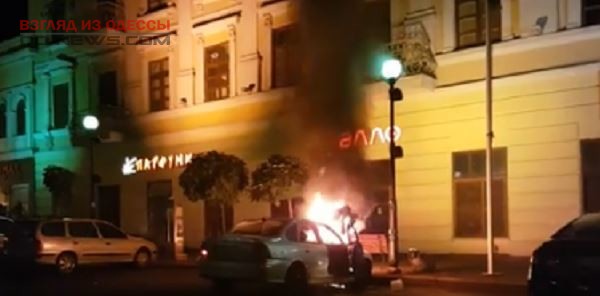 В центральной части Одессы ночью горело авто