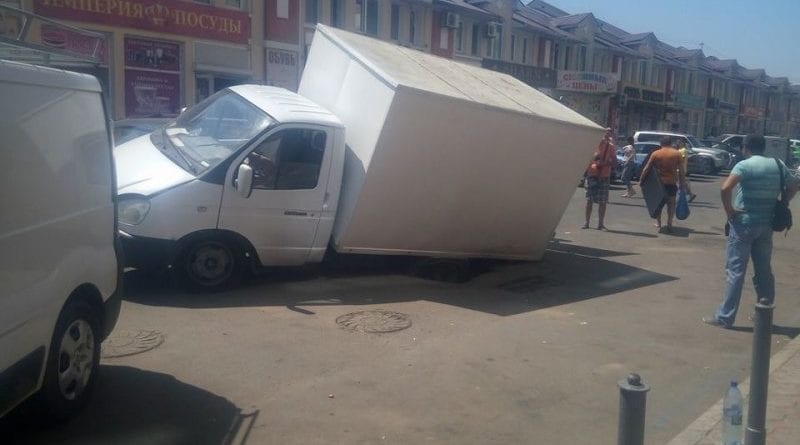 Несколько автомобилей в Одессе провалились под асфальт