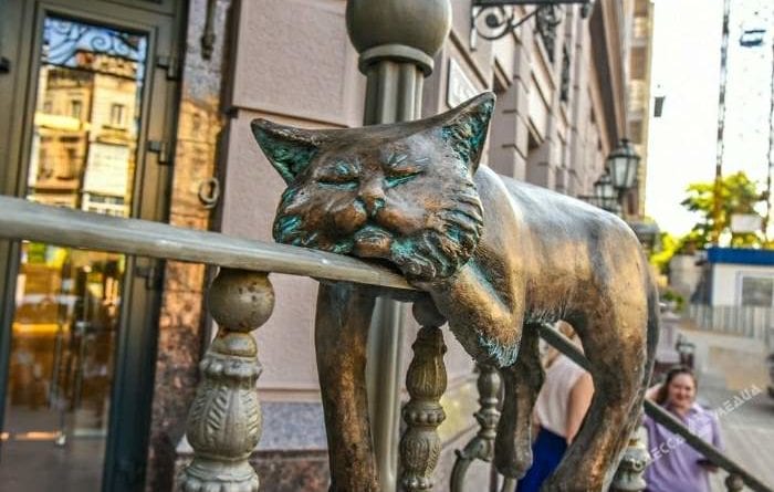 В Одессе памятнику офисному коту отломали хвост