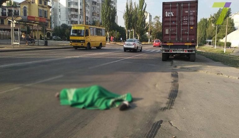 Одессит погиб под колесами грузовика