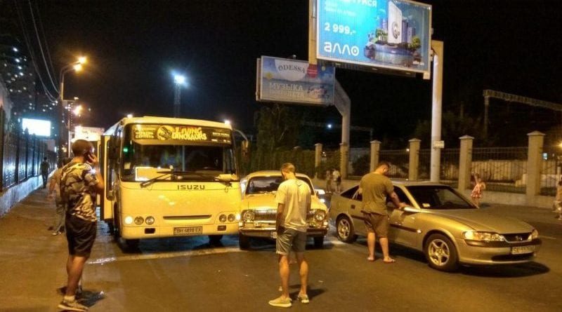 В Одессе ночью не разминулись три участника дорожного движения