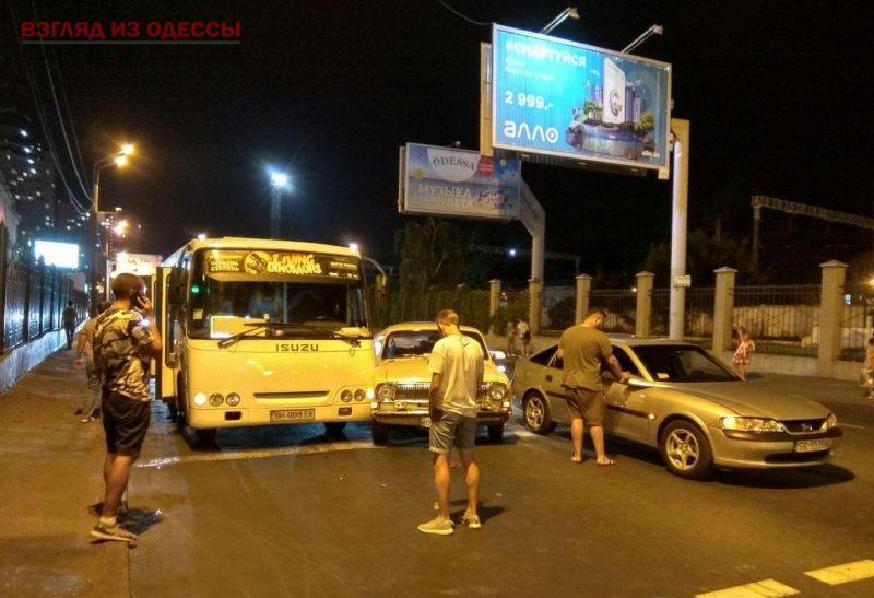 В Одессе ночью не разминулись три участника дорожного движения