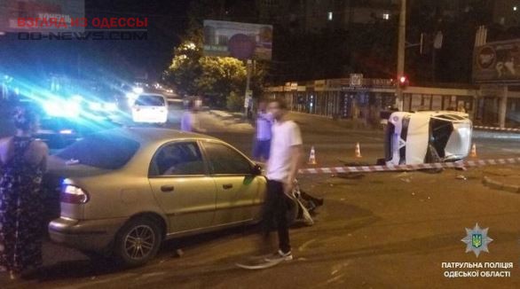В спальном районе Одессы в результате ДТП опрокинулся автомобиль