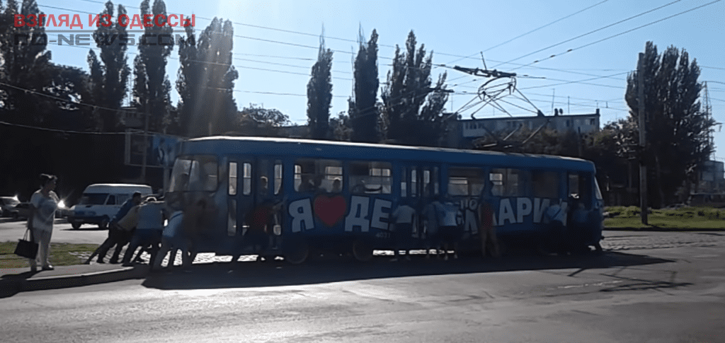 В пятницу в Одессе пассажиры преодолевали трудности