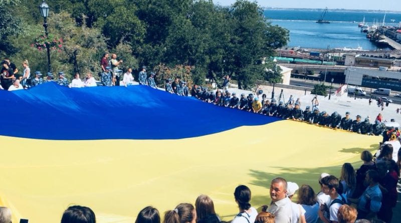 В Одессе в честь праздника развернули флаг и спели гимн