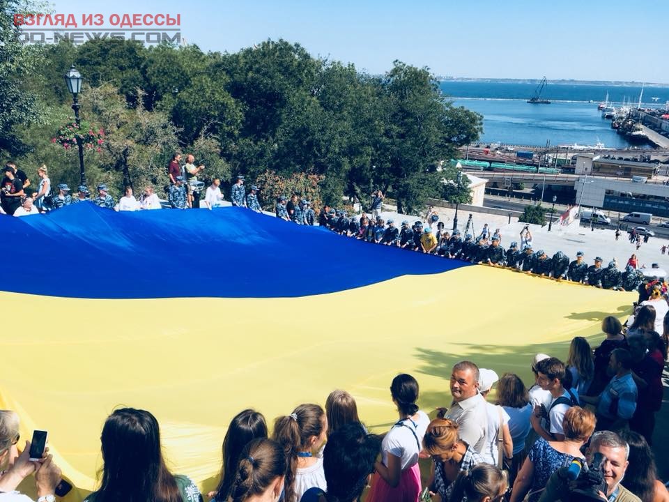 В Одессе в честь праздника развернули флаг и спели гимн