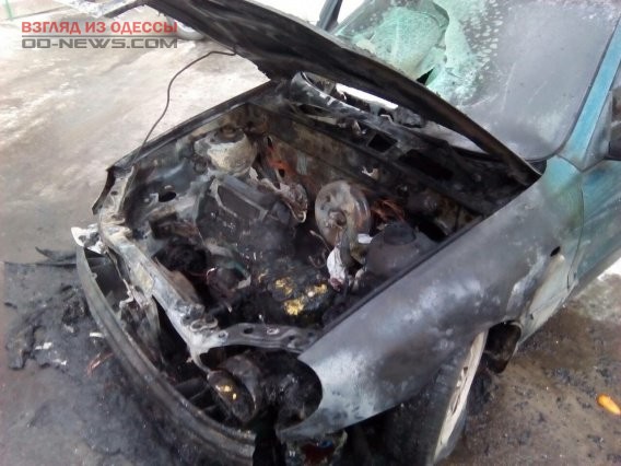 В спальном районе Одессы загорелся автомобиль
