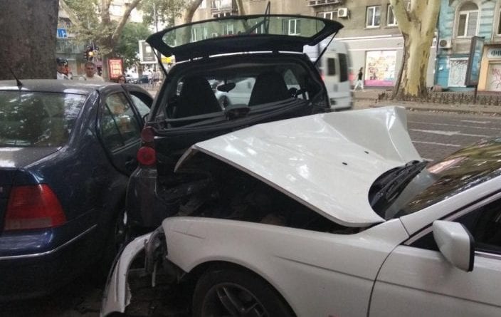 В Одессе иномарка врезалась в припаркованные машины